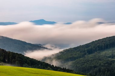 Sabah sisinin olduğu vadisi olan bir manzara..