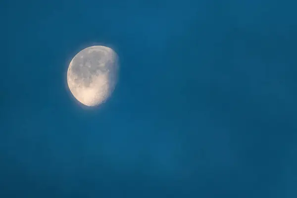 Świecący Księżyc Niebie Podczas Mglistego Wieczoru — Zdjęcie stockowe