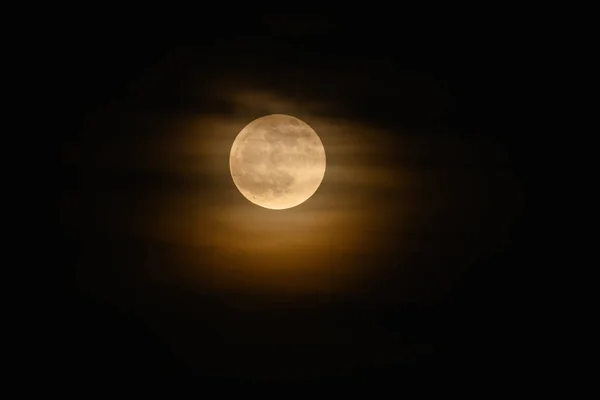 Una Luna Llena Brillante Cubierta Nubes Suaves — Foto de Stock