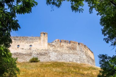 Beckov Şatosu 'nun bir tepenin üzerindeki kale duvarının manzarası..