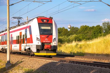 Dubnica nad Vahom, Slovakya - 4 Temmuz 2023 - Zeleznicna spolocnost Slovensko (ZSSK) şirketinin yolcu treni Zilina ve Trencin şehirleri arasındaki ikili hat üzerinde.