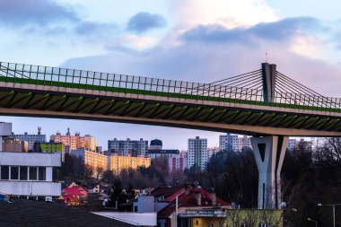 Povazska Bystrica, Slovakya - 6 Mart 2024 - Şehrin üzerinden geçen otoyol köprüsü.