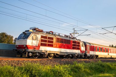 Slovakya 'da elektrikli bir demiryolunda seyahat eden bir yolcu treni..