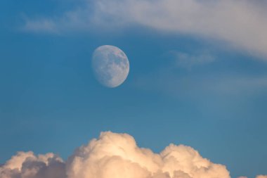 üzerinde mavi bir gökyüzü bulutlu ay.