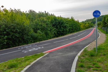 Yayalar ve bisikletçiler için ayrı bir yol işaretli..