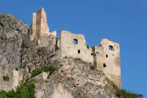 Lednica şatosunun kalıntıları kireçtaşı bir kayanın üzerinde duruyor..