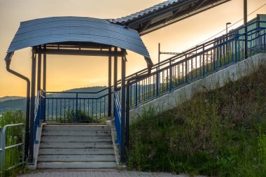 Metal çatıyla kaplı dış merdiven.