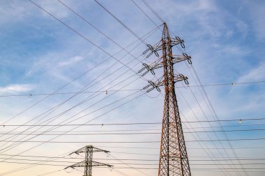 Yüksek voltajlı sütunlar ve elektrik hatları.