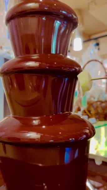 Cioccolato Latte Fuso Versato Una Fontana Cioccolato Una Fetta Spiedino — Video Stock
