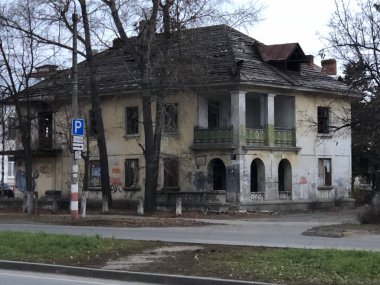 Korkunç ve korkunç terk edilmiş bir ev ve kırık eski ahşap çitler.. 