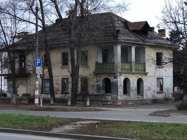 Korkunç ve korkunç terk edilmiş bir ev ve kırık eski ahşap çitler.. 