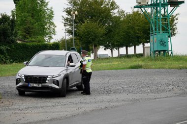 Hovorcovice, Çek Cumhuriyeti - 13 Haziran 2022: Belediye Polisi sürücüyü kenara çekti. Polis, sürücülerin trafik kurallarına uymalarını ve güvenli sürüş prosedürleri sergilemelerini sağlamak için trafiği izledi. Yüksek kalite fotoğraf