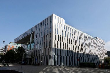 Çek Cumhuriyeti 'nin Prag Karlin kentinde Vltava nehri yakınlarındaki Karolinska caddesinde yeni modern ofis bölgesi. İnsanların ve binaların gölgelerinin olmadığı bir cadde. Yüksek kalite fotoğraf