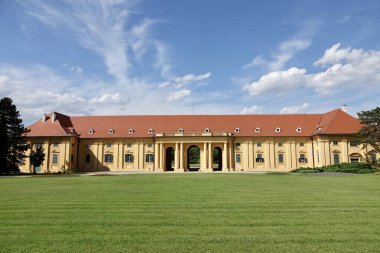 Lednice Şatosu 'nun önden görünüşü bulutlu mavi gökyüzü, Lednice, Güney Moravya, Çek Cumhuriyeti' ndeki UNESCO Dünya Mirası. Yüksek kalite fotoğraf
