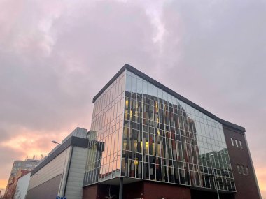 Prag, Çek Cumhuriyeti 'ndeki komşu binanın cam cephesinde akşam karanlığında Ana Nokta Karlin ofis binasının yansıması. Yüksek kalite fotoğraf