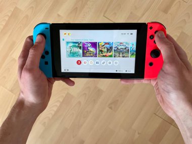 Prag, Çek Cumhuriyeti - 11 Mayıs 2023: The Legend of Zelda: The Kingdom on Nintendo Switch oyun konsolunda erkek eliyle tutulan gözyaşları. Bu, oyunun devamı. Vahşiliğin Nefesi.