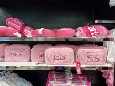 Dublin, İrlanda - 8 Temmuz 2023: Dublin şehir merkezindeki Primark mağazasında sergilenen Barbie temalı bir elbise koleksiyonu. Yeni Barbie filmi. Yüksek kalite fotoğraf