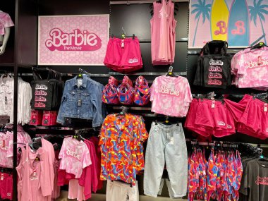 Dublin, İrlanda - 8 Temmuz 2023: Dublin şehir merkezindeki Primark mağazasında sergilenen Barbie temalı bir elbise koleksiyonu. Yeni Barbie filmi. Yüksek kalite fotoğraf