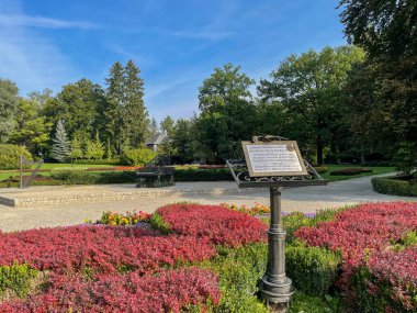 Kudowa-Zdroj, Polonya - 15 Eylül 2021: Polonya 'nın Kudowa Zdroj kentindeki güzel bir parktaki müzik standını resmeden bir heykel. Yüksek kalite fotoğraf