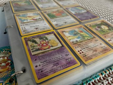 Prag, Çek Cumhuriyeti - 16 Mart 2022: Özel sınırlı koleksiyonluk Güney Pokemon Ticaret Kartı Adaları 'ndan dokuz kart. Yüksek kalite fotoğraf