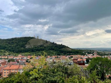 Çek Cumhuriyeti 'nin Mikulov şehrinde Aziz Sebastian şapeli ve çan kulesiyle Svaty kopecek - Holy Hill manzarası. Bulutlu gökyüzü. Yüksek kalite fotoğraf