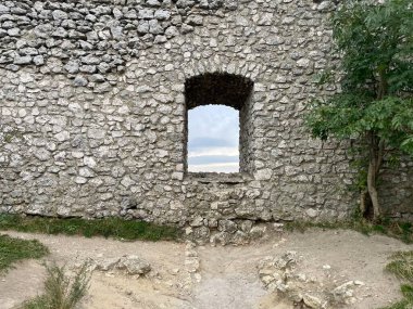 Klentnice köyünün yukarısındaki Gotik Şato Sirotci Hradek Yetimler Kalesi 'nin kalıntıları. Wehingenler tarafından inşa edilen kale o zamanlar Liechtenstein ve Ditrichstein 'lara aitti. Yüksek kalite