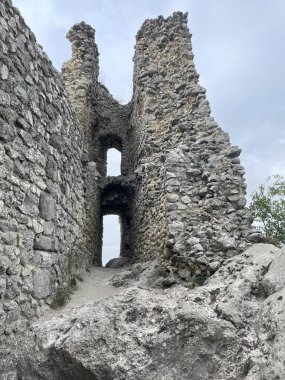 Klentnice köyünün yukarısındaki Gotik Şato Sirotci Hradek Yetimler Kalesi 'nin kalıntıları. Wehingenler tarafından inşa edilen kale o zamanlar Liechtenstein ve Ditrichstein 'lara aitti. Yüksek kalite