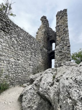 Klentnice köyünün yukarısındaki Gotik Şato Sirotci Hradek Yetimler Kalesi 'nin kalıntıları. Wehingenler tarafından inşa edilen kale o zamanlar Liechtenstein ve Ditrichstein 'lara aitti. Yüksek kalite