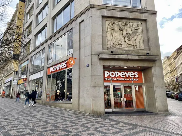 Prag, Çek Cumhuriyeti - 9 Ocak 2024: İlk Popeyes fast food şubesi Çek Cumhuriyeti 'nin Prag kentindeki Krakovska caddesinin köşesindeki Wenceslas Meydanı' nda açıldı. Yüksek kalite fotoğraf