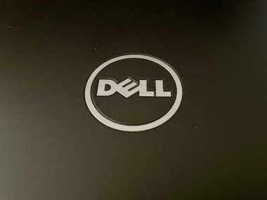 Prag, Çek Cumhuriyeti - 2 Mayıs 2023: Dell logosu siyah dizüstü bilgisayarların kapağında. Fotoğrafı kapat. Dell Inc., çok uluslu bir bilgisayar teknolojisi şirketidir. Yüksek kalite fotoğraf