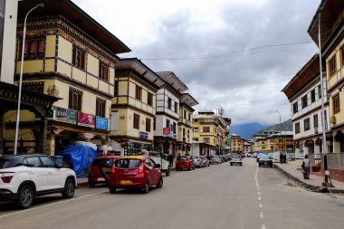 Paro, Butan - 2 Mayıs 2023 Bhutan 'daki Paro şehri zengin dekore edilmiş binaları olan geleneksel bir mimari kompleksidir.