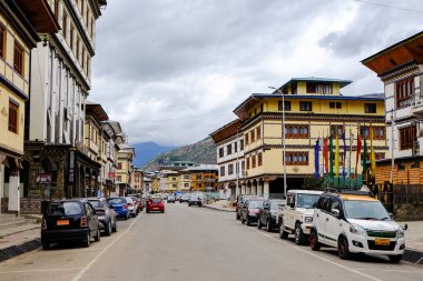 Paro, Butan - 2 Mayıs 2023 Bhutan 'daki Paro şehri zengin dekore edilmiş binaları olan geleneksel bir mimari kompleksidir.