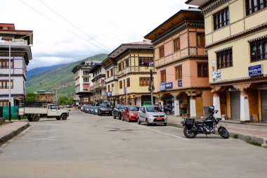 Paro, Butan - 2 Mayıs 2023 Bhutan 'daki Paro şehri zengin dekore edilmiş binaları olan geleneksel bir mimari kompleksidir.