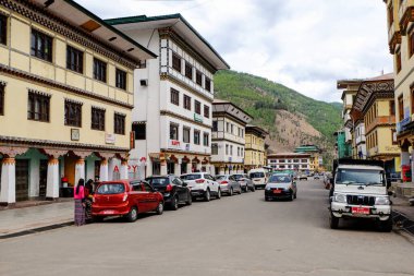 Paro, Butan - 2 Mayıs 2023 Bhutan 'daki Paro şehri zengin dekore edilmiş binaları olan geleneksel bir mimari kompleksidir.