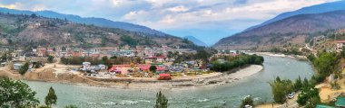 Eskiden Butan 'ın başkenti olan Punakha' nın panoramik görüntüsü. Sankosh ya da Mo Chu nehrini geçip şehrin modern kısmının ana meydanına bakın..