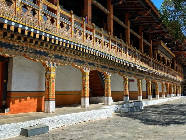 ブータンの木造建築物のプナカ ドゥソン社内ホールと伝統的な仏画 — ストック写真