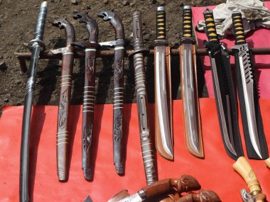 Keskin silahlar, keskin kılıçlar ve samuray kılıçları satışa sunuluyor..
