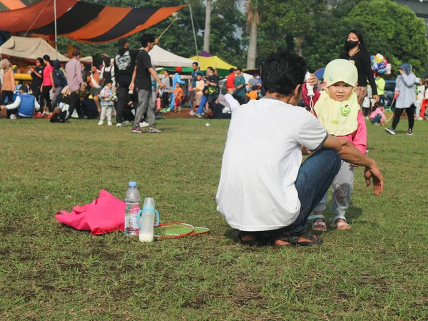 Cimahi Indonesia Septiembre 2022 Padre Que Acompaña Hija Jugando Campo —  Fotos de Stock
