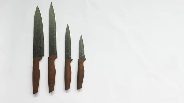 ナイフ 様々なサイズと異なる機能の鋭いキッチンナイフのセット — ストック写真