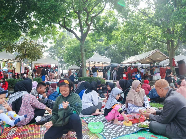 Cimahi Indonesia Agosto 2022 Gente Haciendo Picnic Mientras Come Comida —  Fotos de Stock