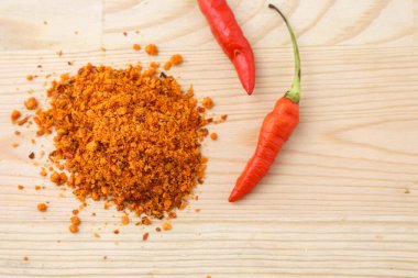 Ahşap arka planda kırmızı kırmızıbiber tozu