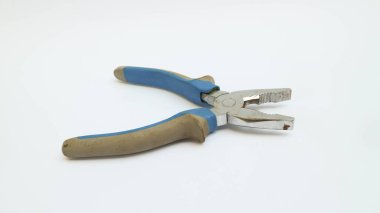 Beyaz arka planda mavi ve gri pense.