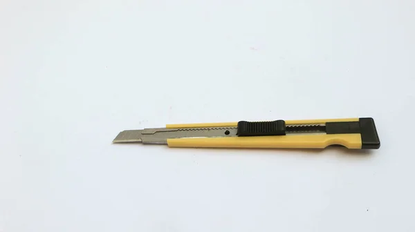 Beyaz Arka Planda Izole Edilmiş Sarı Kırtasiye Bıçağı — Stok fotoğraf