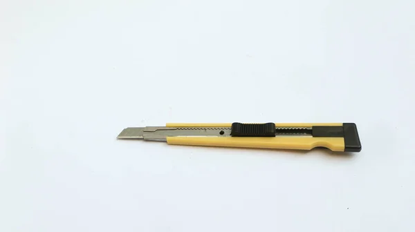 白を基調とした黄色の文房具ナイフ — ストック写真