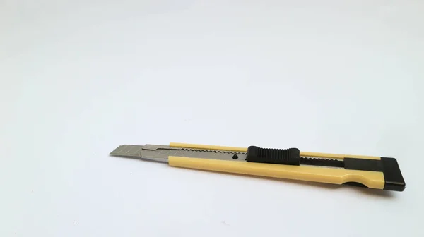 Желтый Канцелярский Нож Изолирован Белом Фоне — стоковое фото