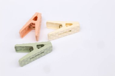 Beyaz arkaplanda izole edilmiş bir mandal ya da elbise askısı.