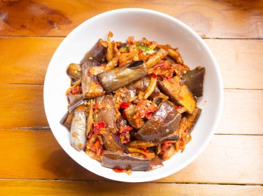 Terong sambal balado ya da ançüez soslu patlıcan, Endonezya yemeği ve mutfağı Padang, Batı Sumatera 'dan özgün..