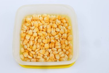 Beyaza izole edilmiş donmuş mısır yığını. Sebze koruma