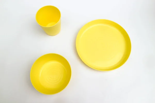 Sárga Műanyag Étkészlet Tál Lemez Csésze Elszigetelt Fehér Alapon — Stock Fotó
