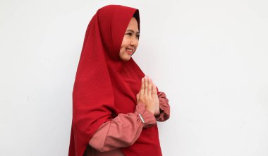 Başörtüsü takan genç, güzel Müslüman bir kadın portresi. Bayram Mübarek selamlaması